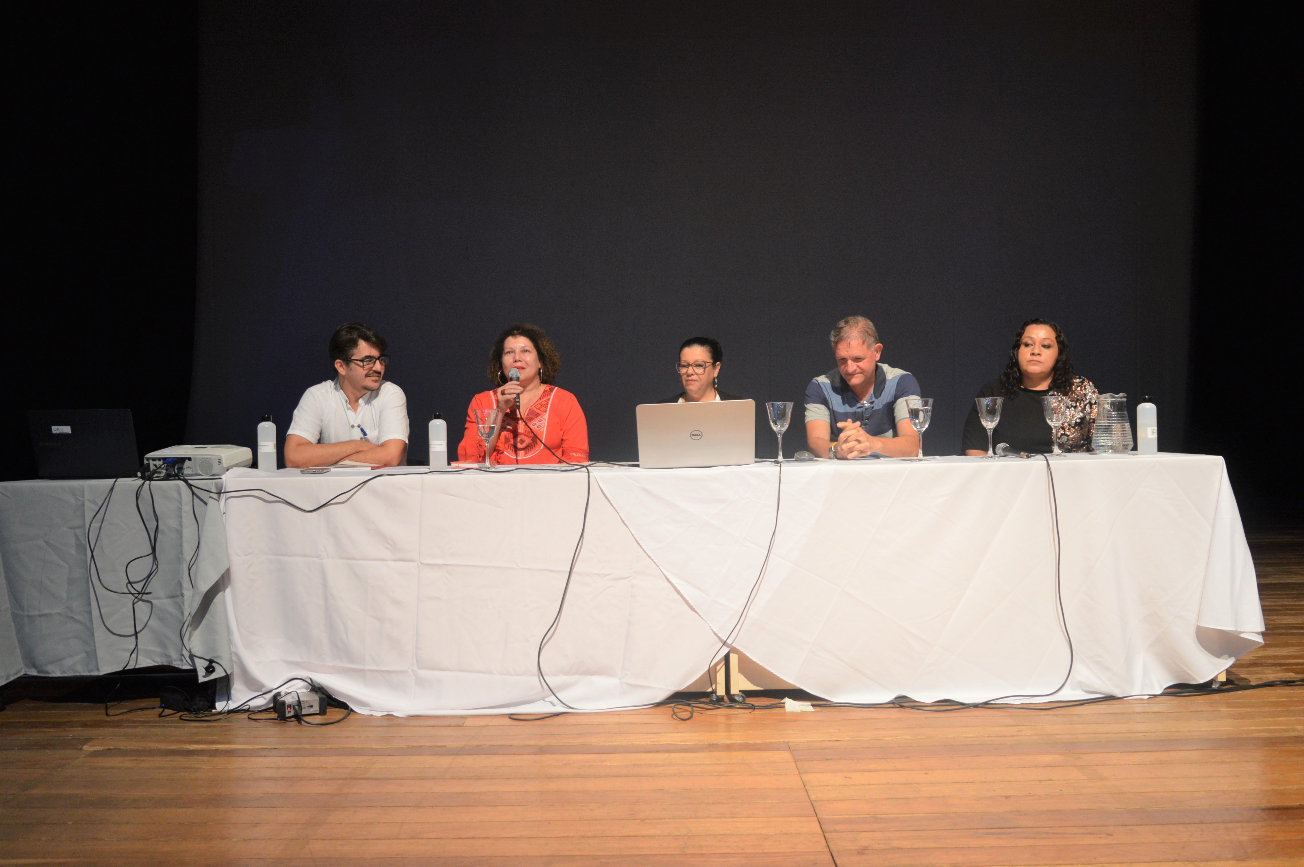 Mesa de abertura do evento do câmpus Goiânia sobre os 15 anos da EJA-EPT: professor Josué Vidal; a egressa do curso técnico em Cozinha (EJA), Miralva Papini; Dagmar Borges, da comissão local do evento; professor Sebastião Cláudio Barbosa; e a egressa do técnico em Cozinha (EJA), Simone da Silva Sousa